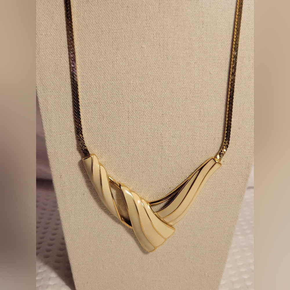 Trifari Gold Tone Statement Necklace With Cream Enamel Vintage - Picture 2 of 8